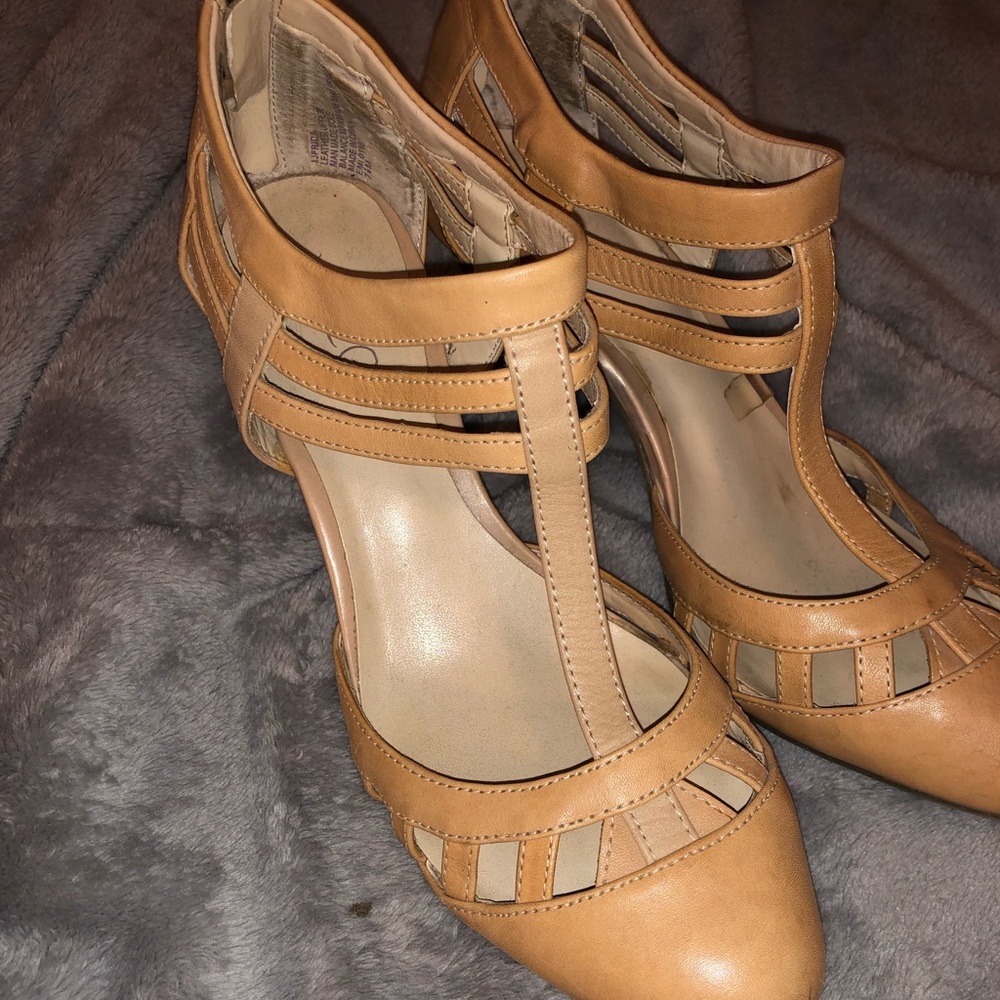 Nine & Co nude cutouts heels